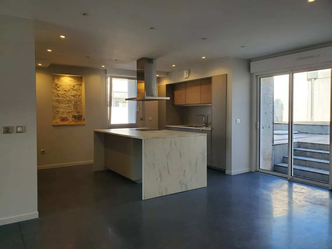 Maison contemporaine avec piscine et terrasse à Gond Pontouvre, proche Angoulême 