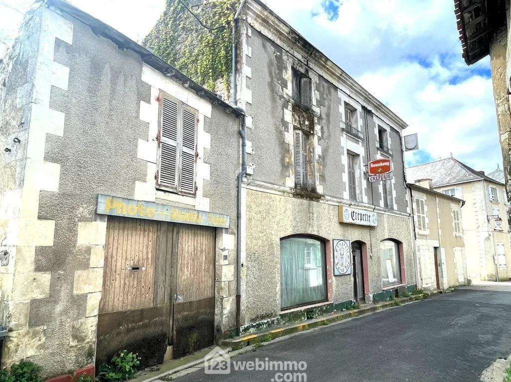 Maison de ville à rénover de 150m² à Mirebeau avec garage, dépendance et cour