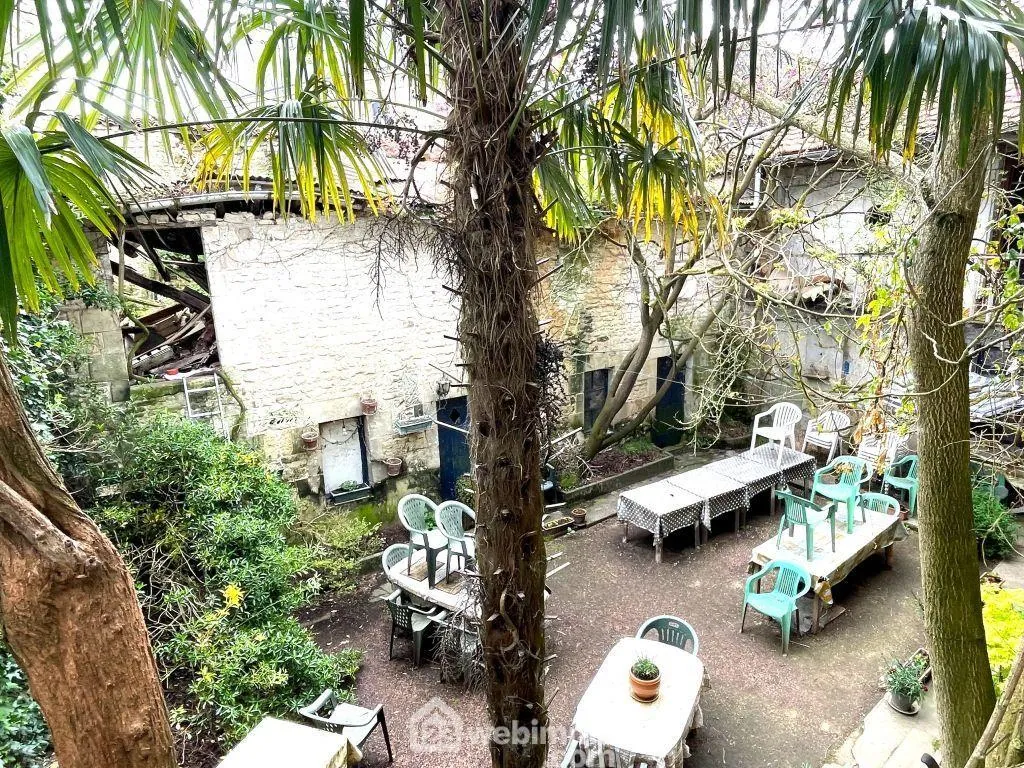 Maison de ville à rénover de 150m² à Mirebeau avec garage, dépendance et cour 
