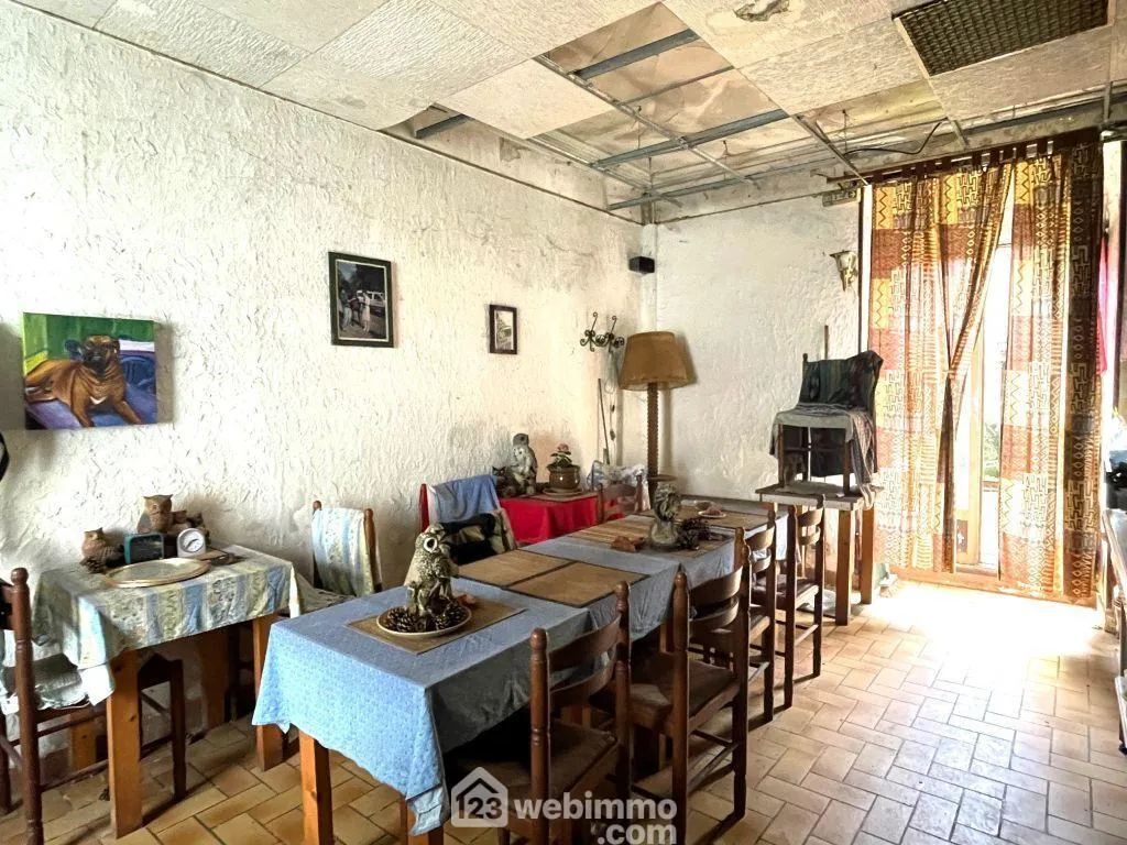 Maison de ville à rénover de 150m² à Mirebeau avec garage, dépendance et cour 