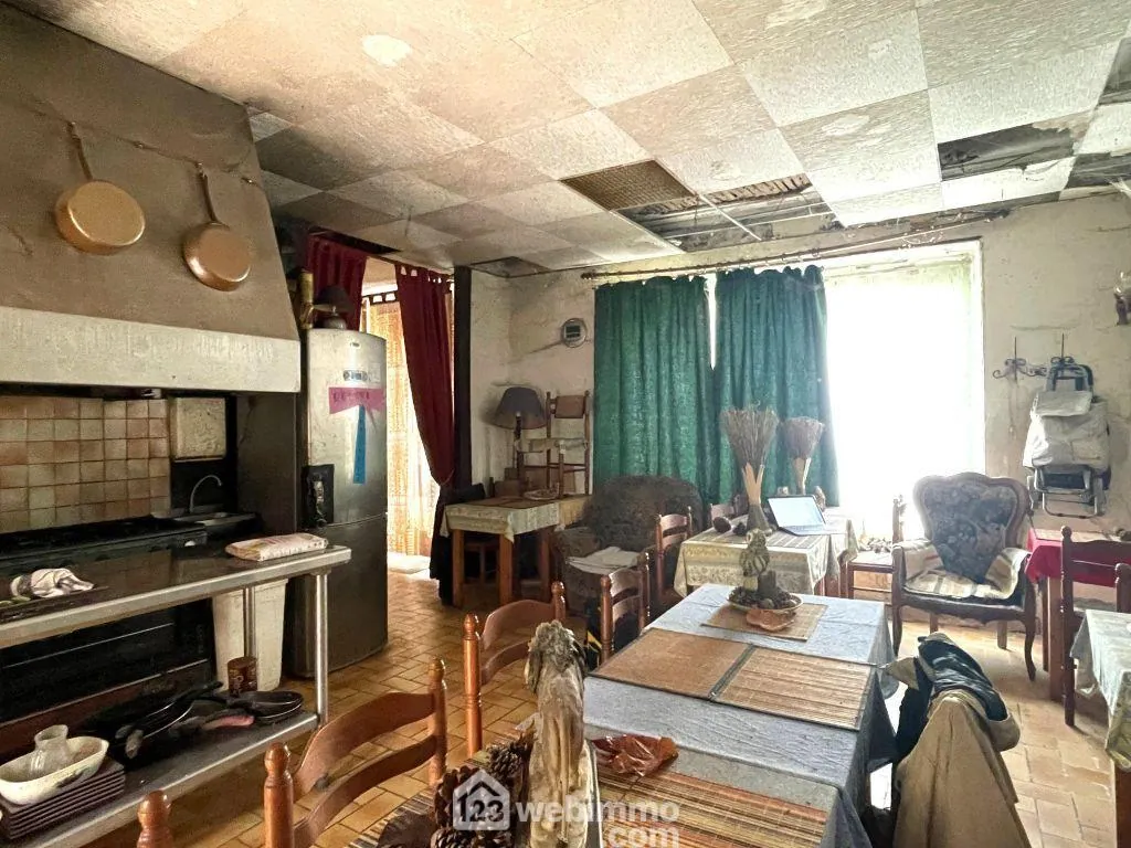 Maison de ville à rénover de 150m² à Mirebeau avec garage, dépendance et cour 