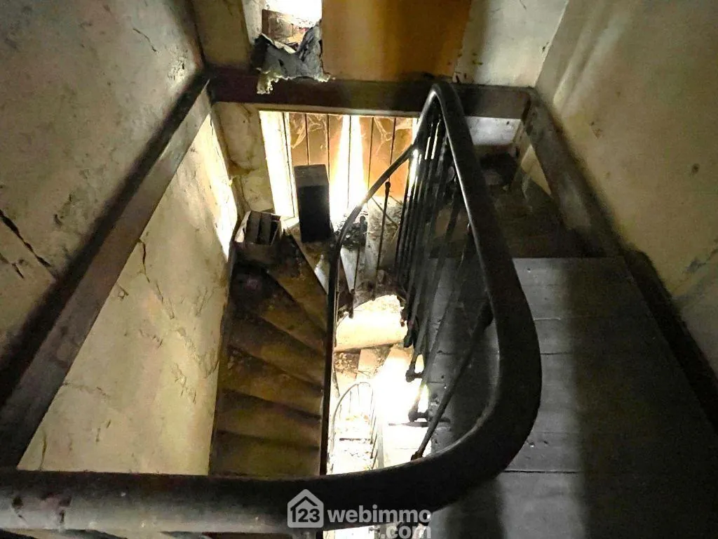 Maison de ville à rénover de 150m² à Mirebeau avec garage, dépendance et cour 