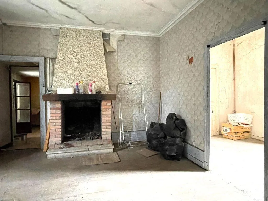 Maison de ville à rénover de 150m² à Mirebeau avec garage, dépendance et cour 