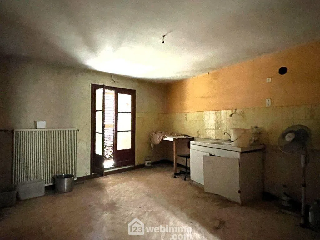 Maison de ville à rénover de 150m² à Mirebeau avec garage, dépendance et cour 