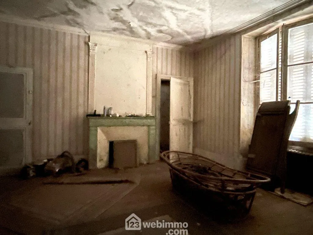 Maison de ville à rénover de 150m² à Mirebeau avec garage, dépendance et cour 