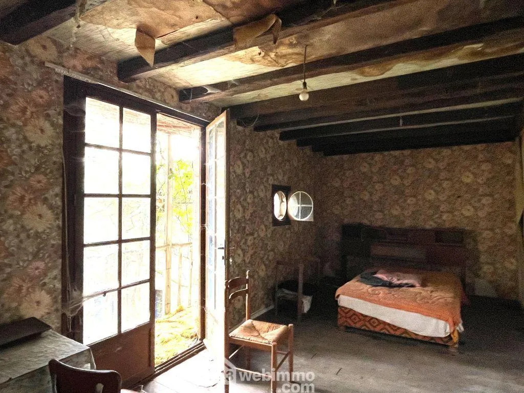 Maison de ville à rénover de 150m² à Mirebeau avec garage, dépendance et cour 