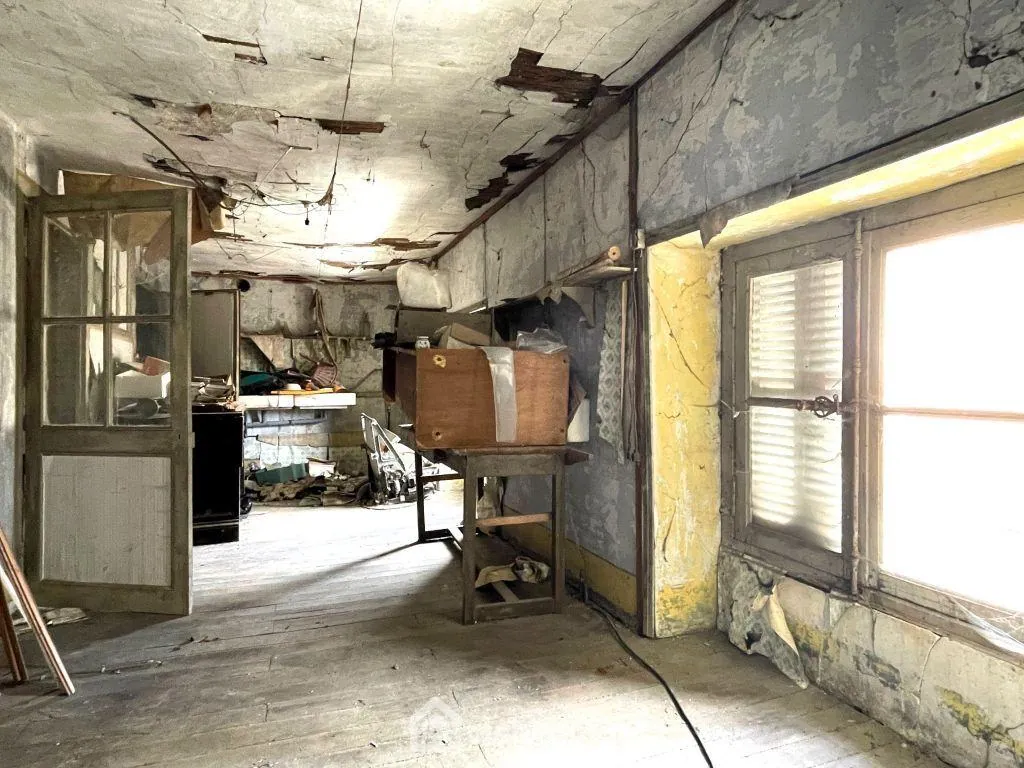 Maison de ville à rénover de 150m² à Mirebeau avec garage, dépendance et cour 