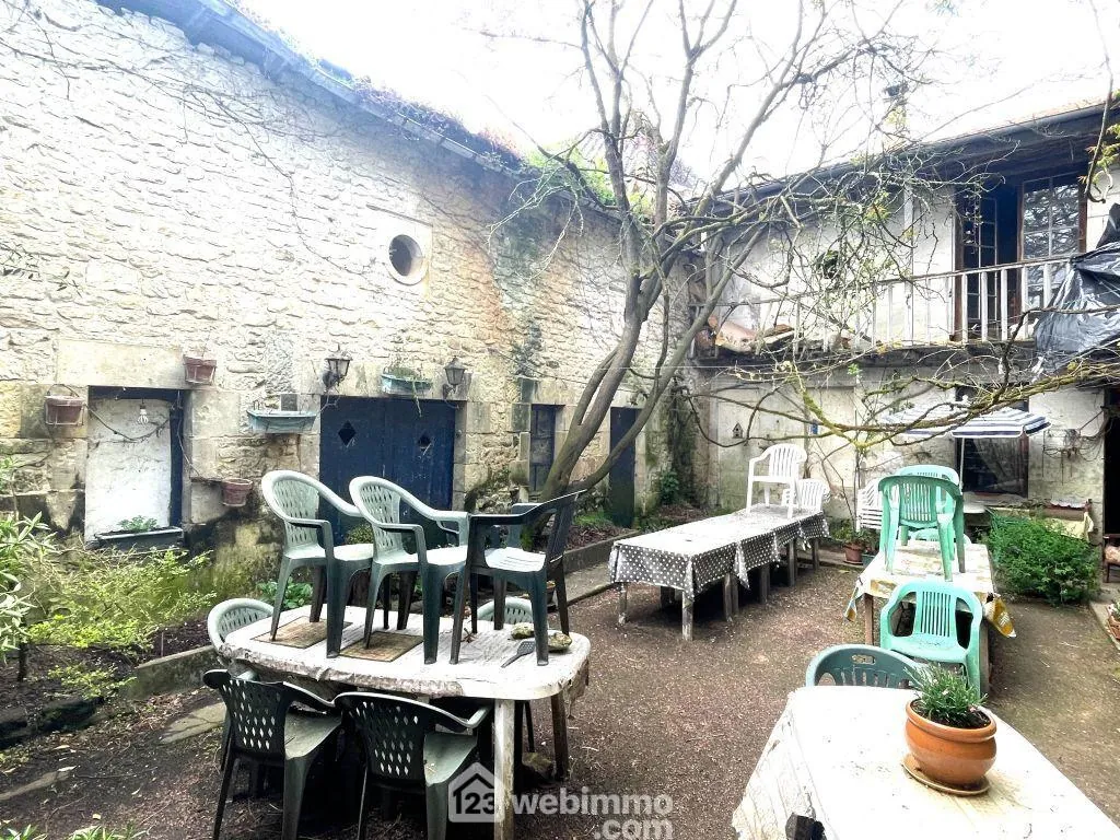 Maison de ville à rénover de 150m² à Mirebeau avec garage, dépendance et cour 