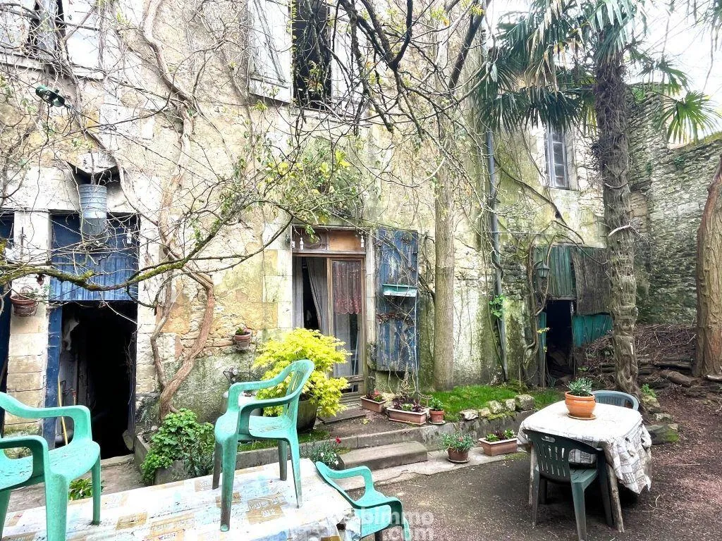 Maison de ville à rénover de 150m² à Mirebeau avec garage, dépendance et cour 