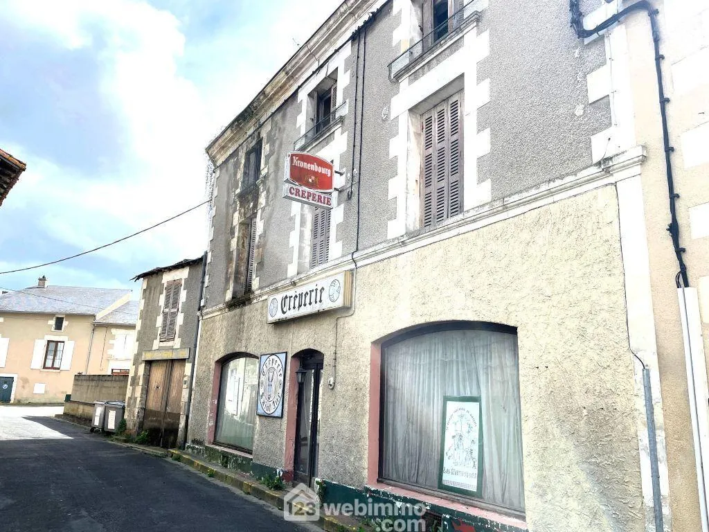 Maison de ville à rénover de 150m² à Mirebeau avec garage, dépendance et cour 