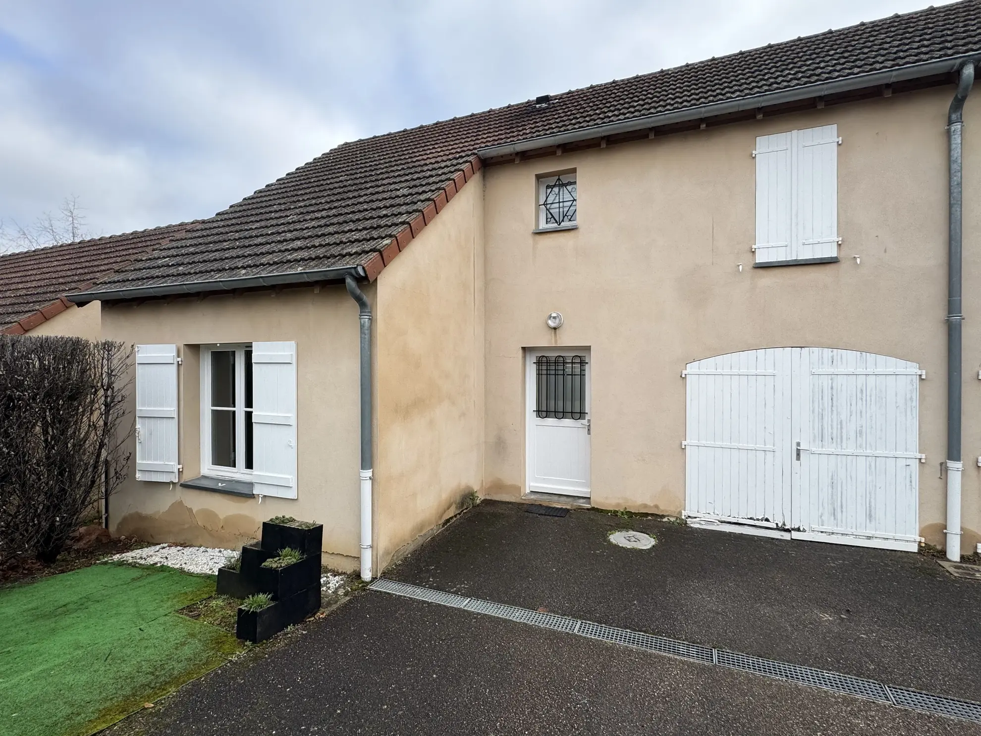 Maison duplex à vendre à Marcigny - 90 m² avec terrain et garage en centre-ville