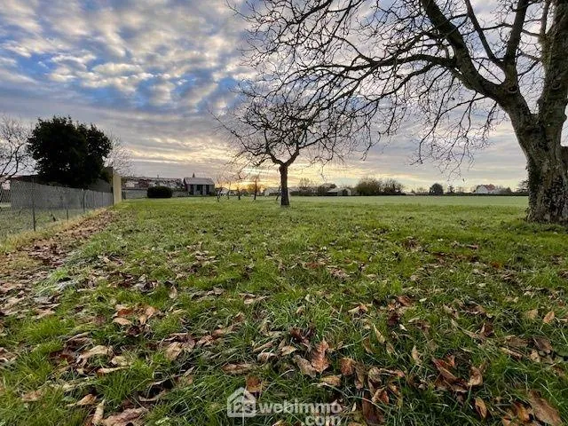 Terrain constructible de 1589 m² à Liniers - Cadre paisible et champ agricole 