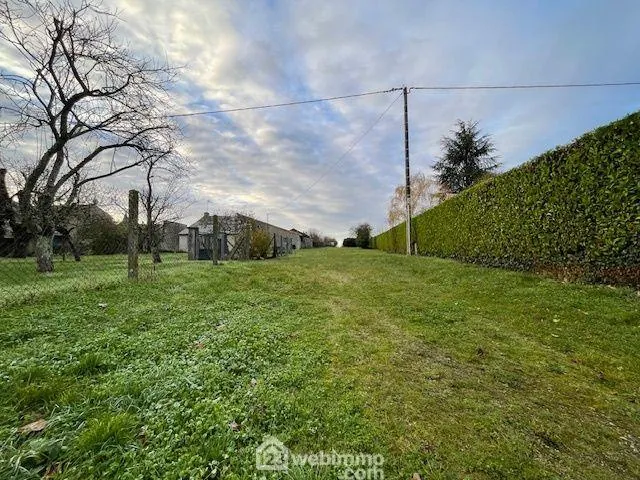 Terrain constructible de 1589 m² à Liniers - Cadre paisible et champ agricole 