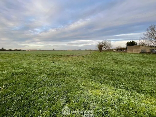 Terrain constructible de 1589 m² à Liniers - Cadre paisible et champ agricole 