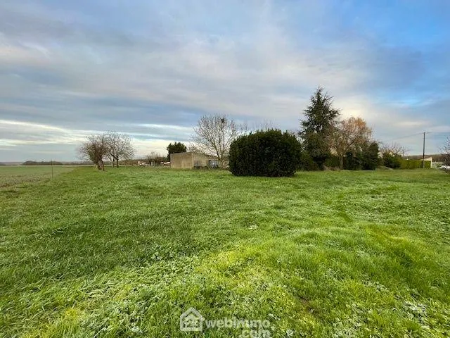 Terrain constructible de 1589 m² à Liniers - Cadre paisible et champ agricole 