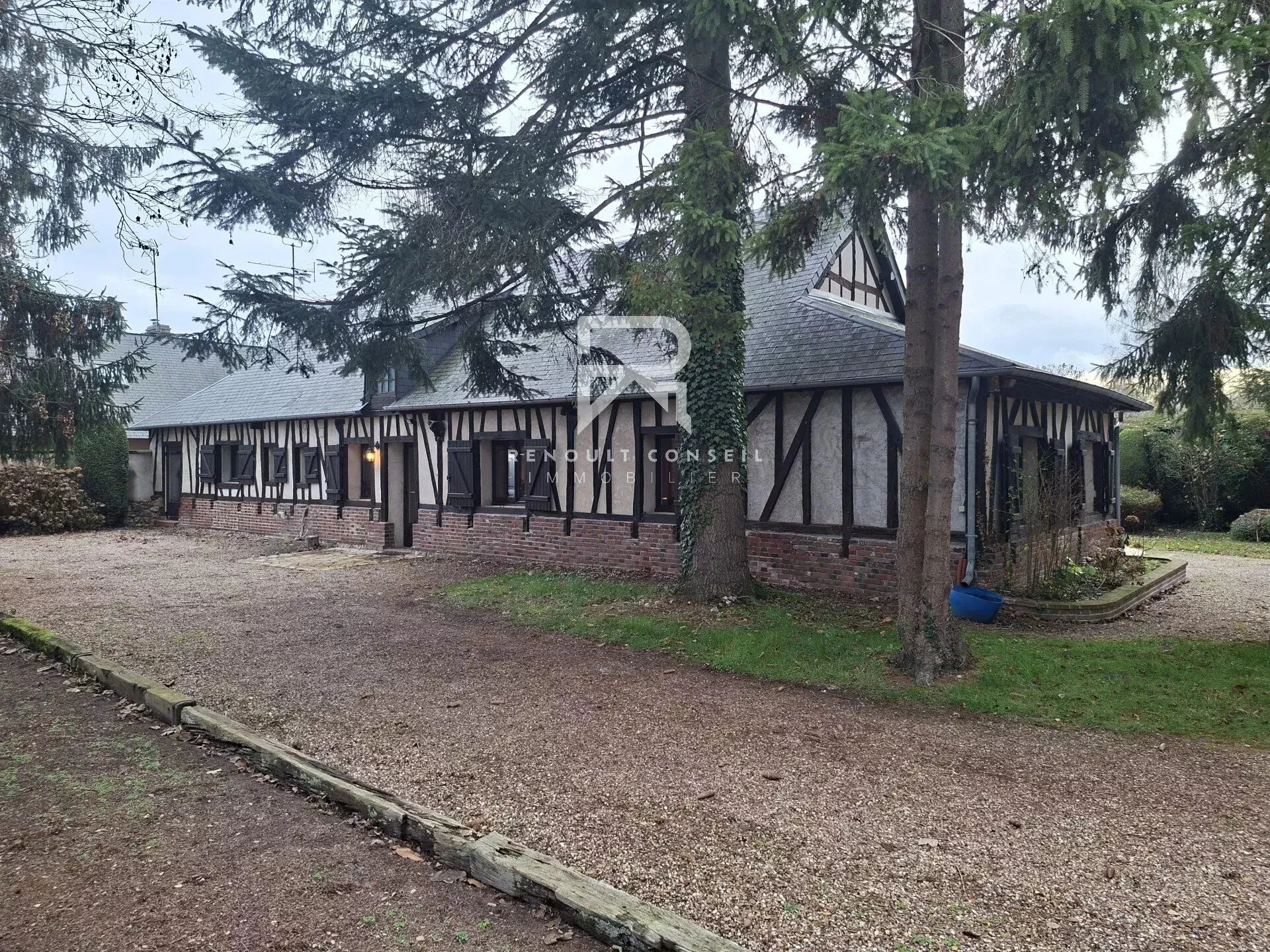 Charmante maison normande avec dépendances et grand terrain à Beaumont-le-Roger 