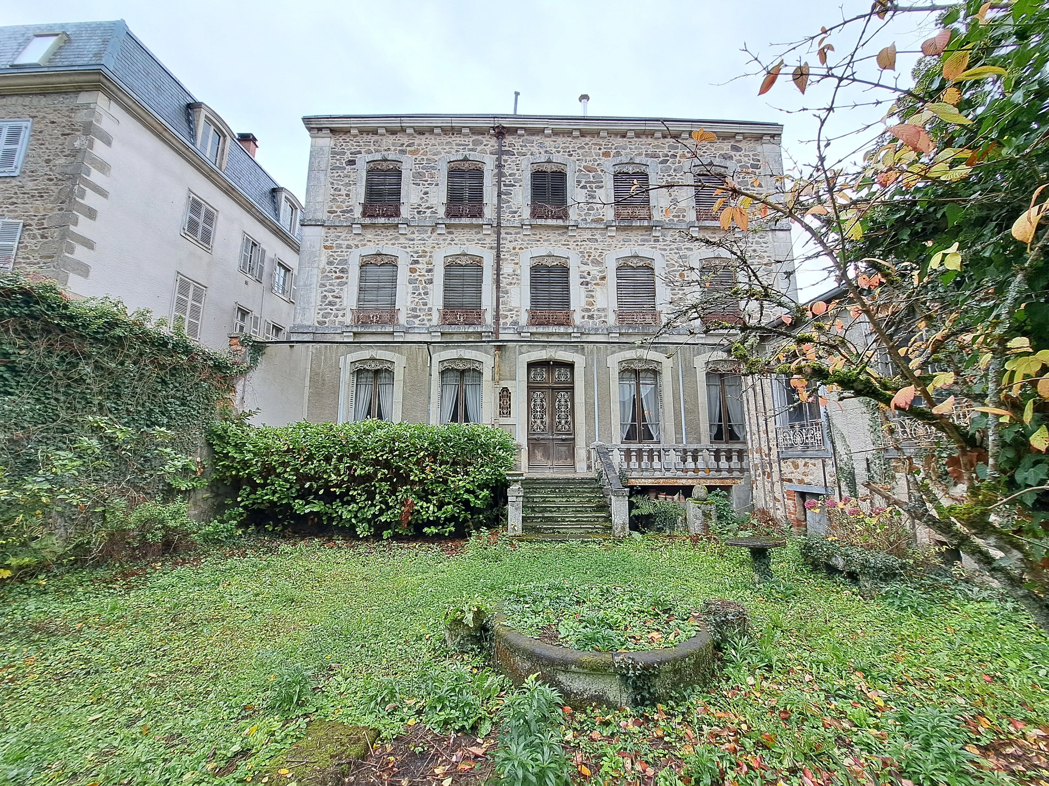 Maison bourgeoise du XIXème à Ambert avec dépendances et jardin, idéal résidence ou chambres d’hôtes