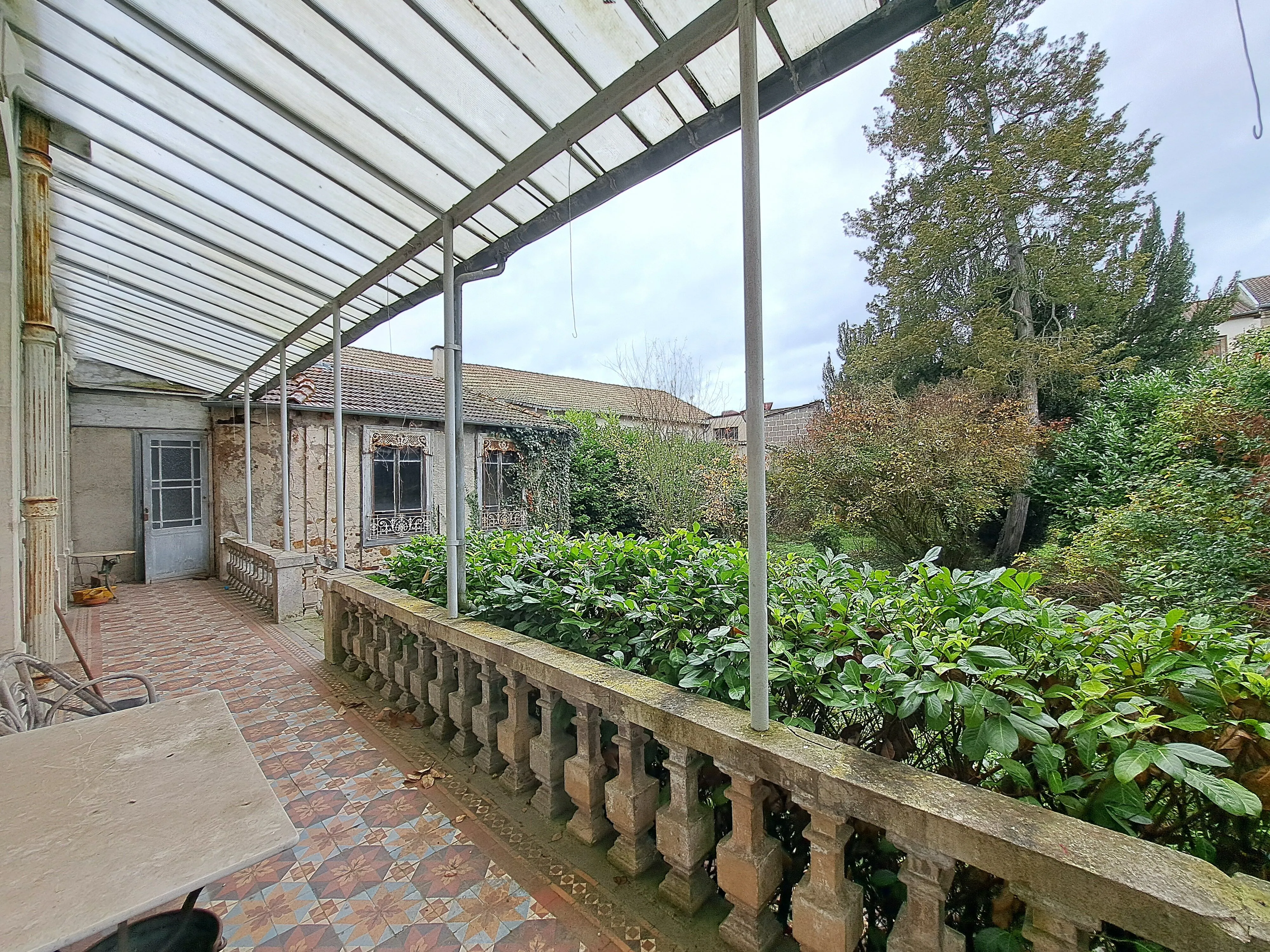Maison bourgeoise du XIXème à Ambert avec dépendances et jardin, idéal résidence ou chambres d’hôtes 