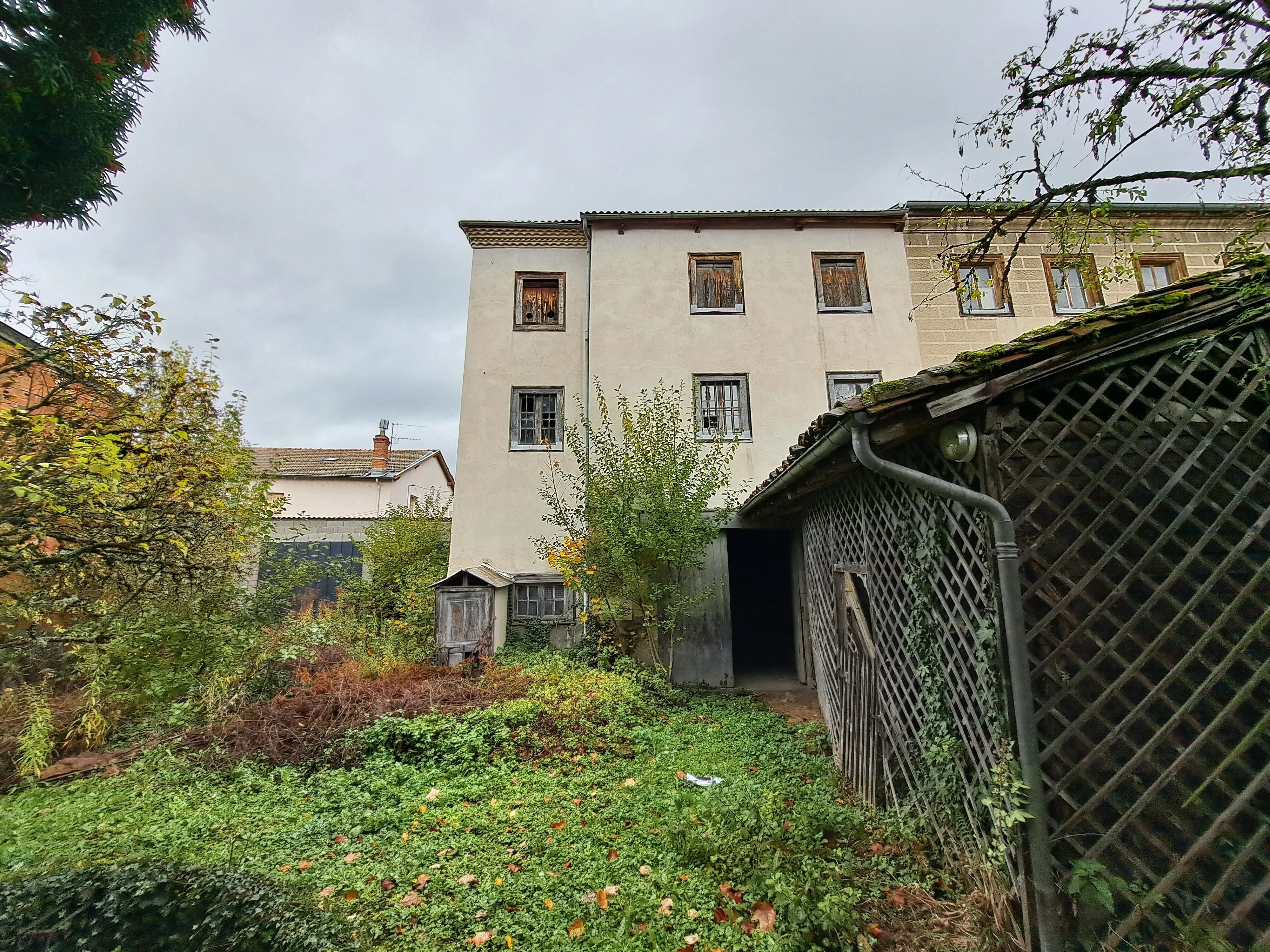 Maison bourgeoise du XIXème à Ambert avec dépendances et jardin, idéal résidence ou chambres d’hôtes 