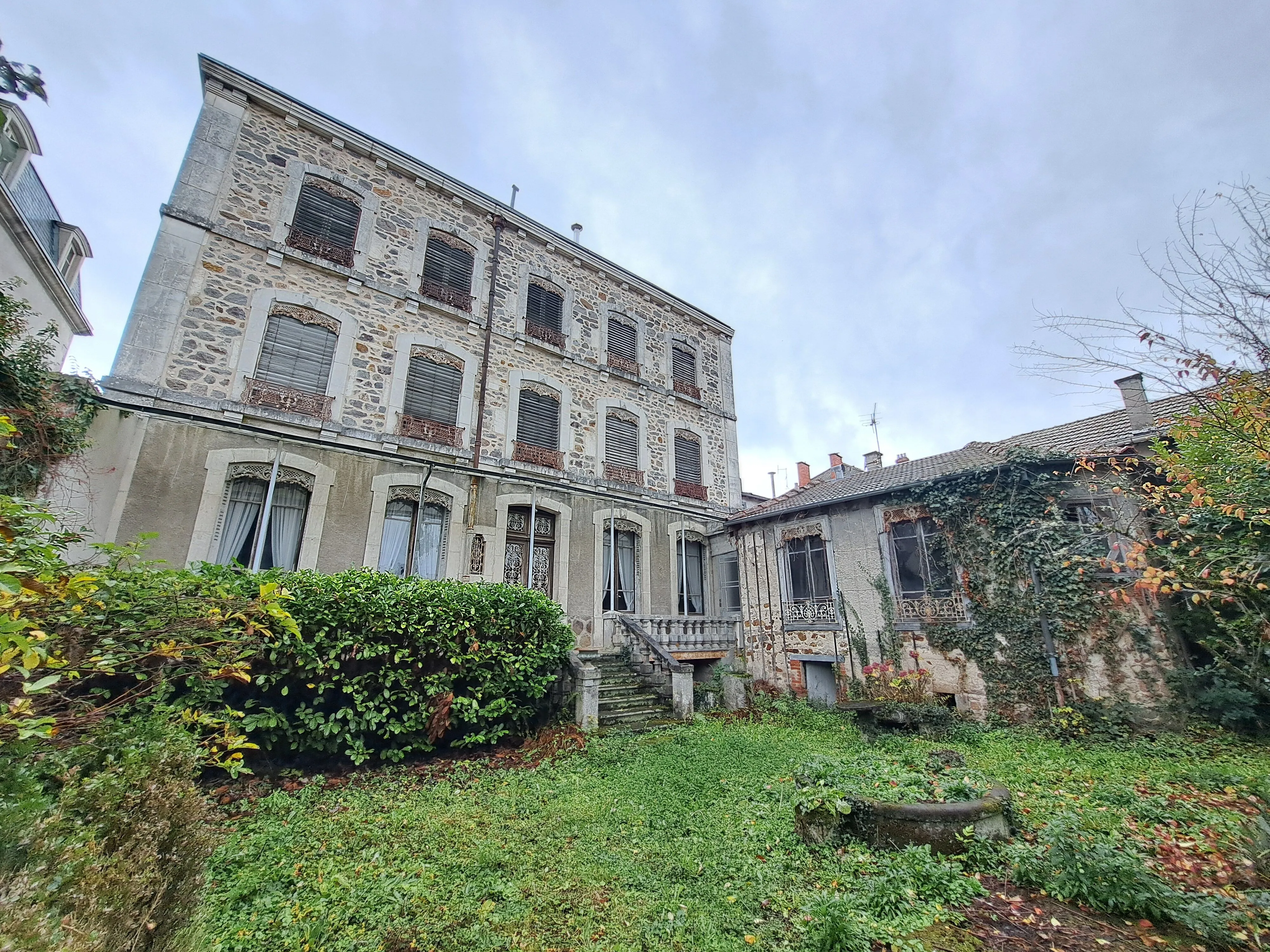 Maison bourgeoise du XIXème à Ambert avec dépendances et jardin, idéal résidence ou chambres d’hôtes 