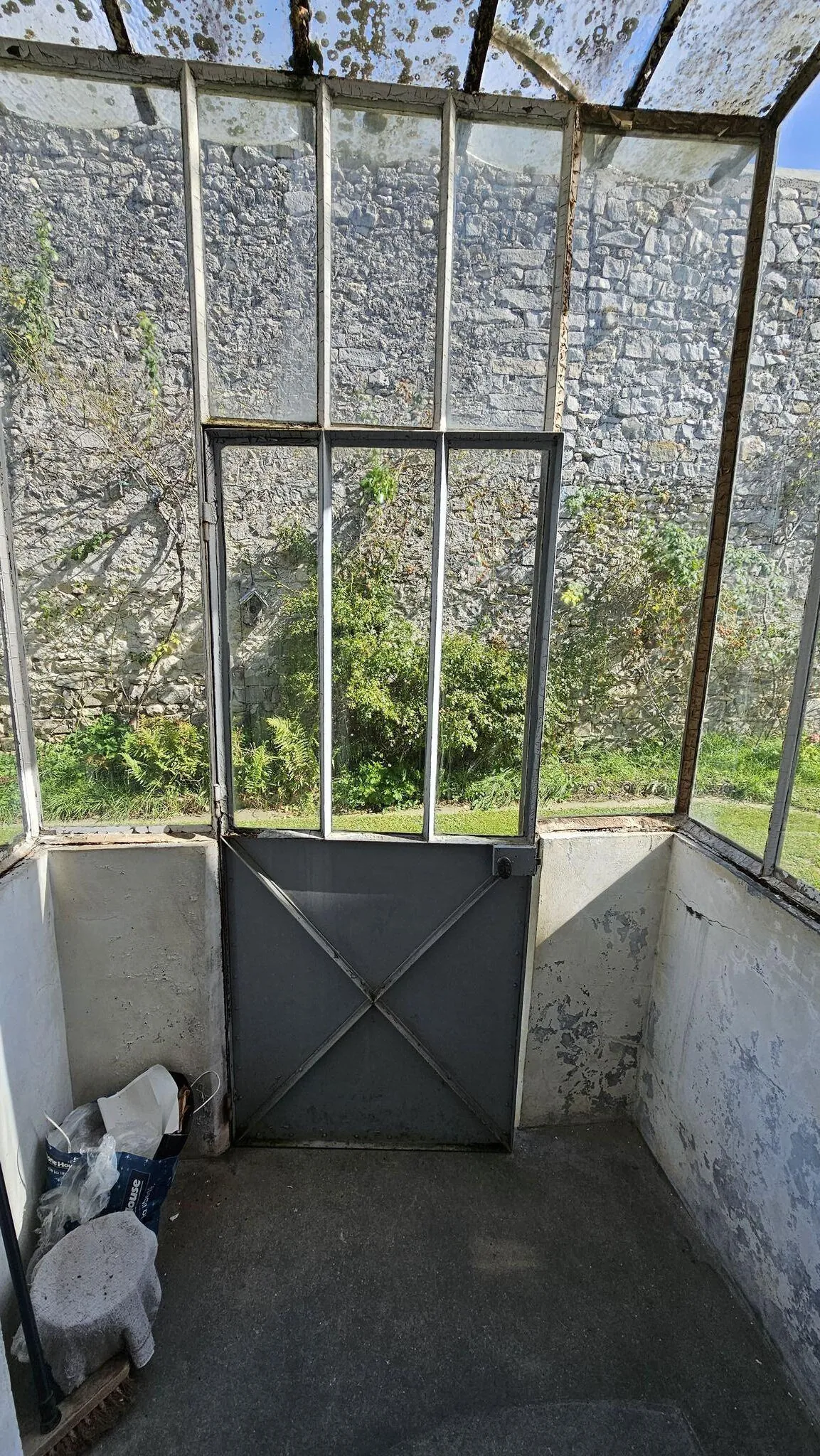 Maison en pierre de 100 m² à rénover avec dépendances près de Milly-la-Forêt 