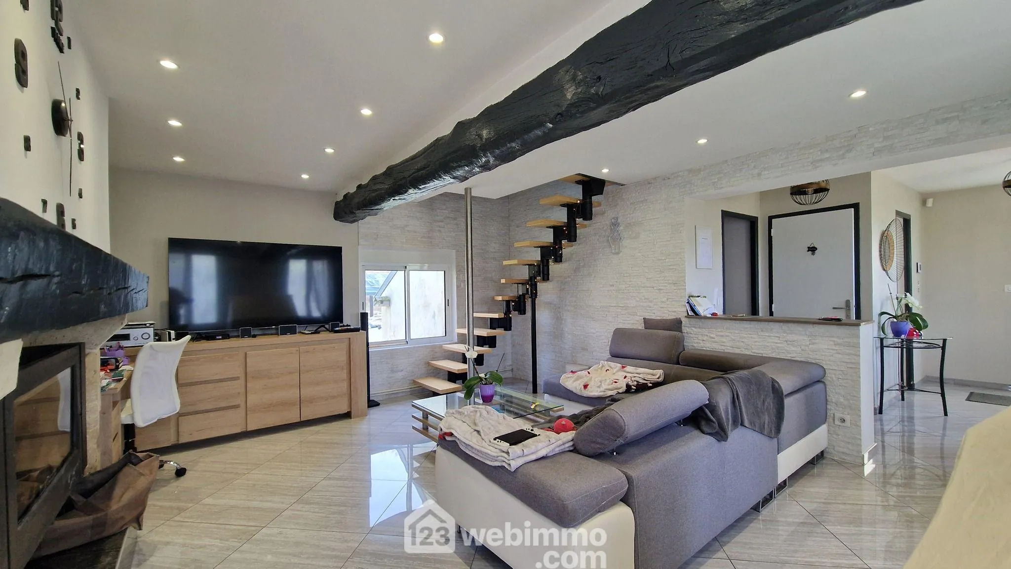 Belle longère en pierres avec étang et dépendance à Saint-Gobain 