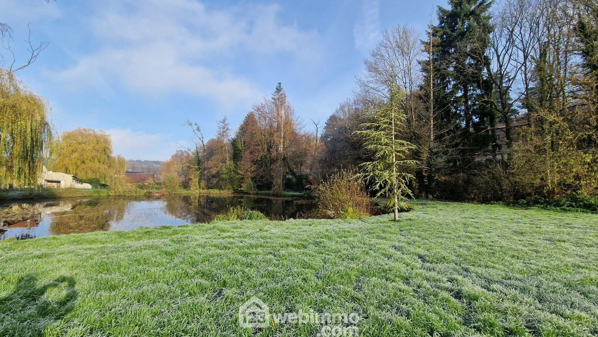 Belle longère en pierres avec étang et dépendance à Saint-Gobain 