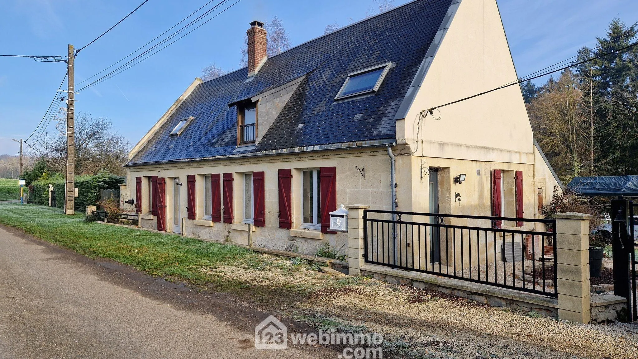 Belle longère en pierres avec étang et dépendance à Saint-Gobain 