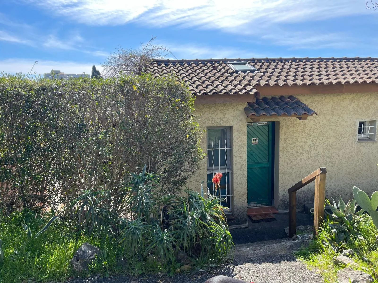 Charmante maison 3 pièces à Vallauris avec jardin, piscine et stationnement sécurisé 