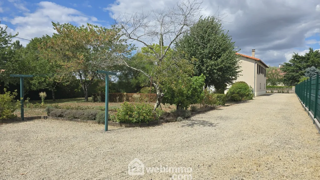 Maison de plain-pied de 98 m² à Nieuil-L'Espoir avec grand terrain 