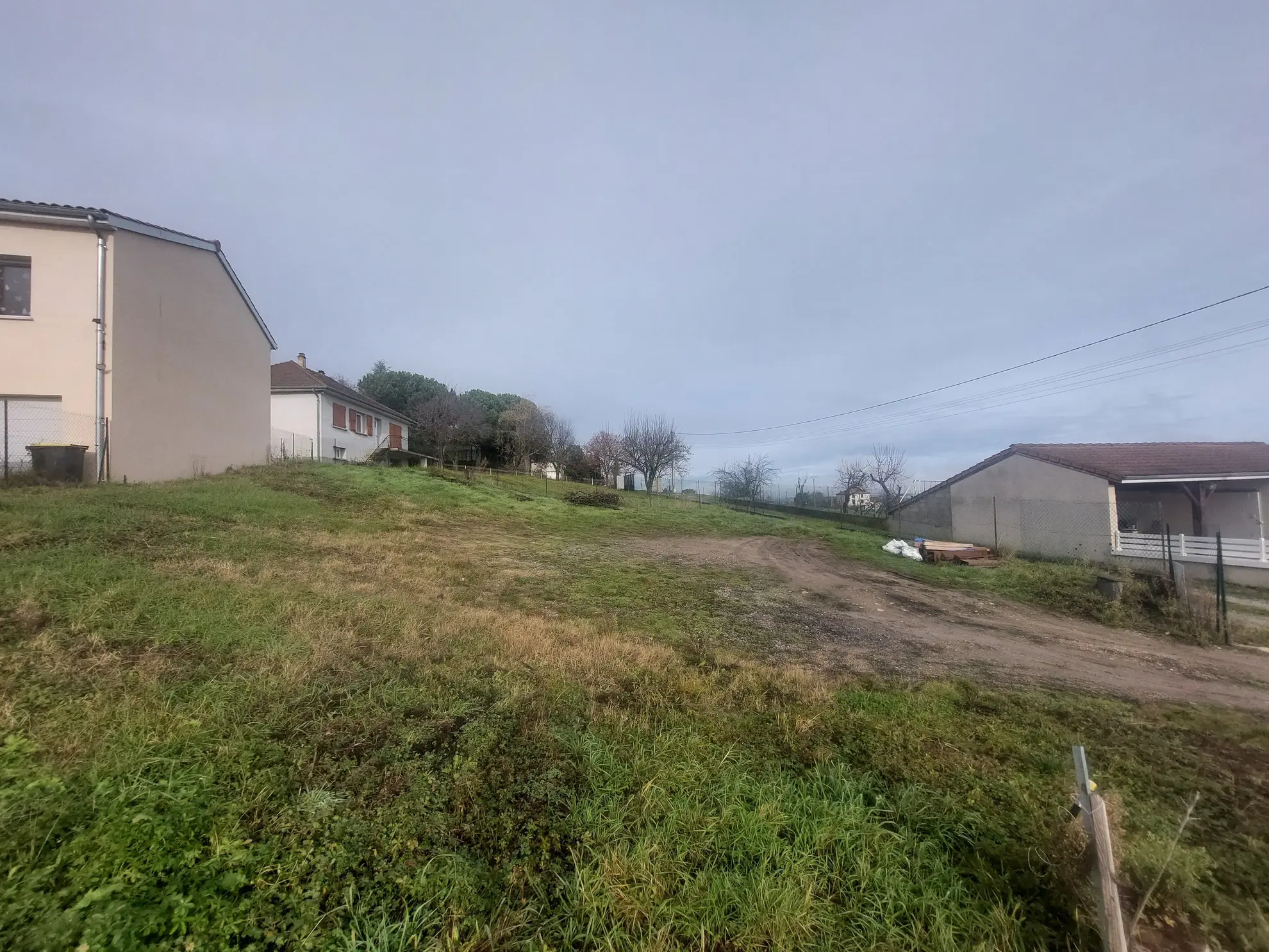 Terrain constructible de 445 m² à Marcilly-le-Châtel, vue dégagée 