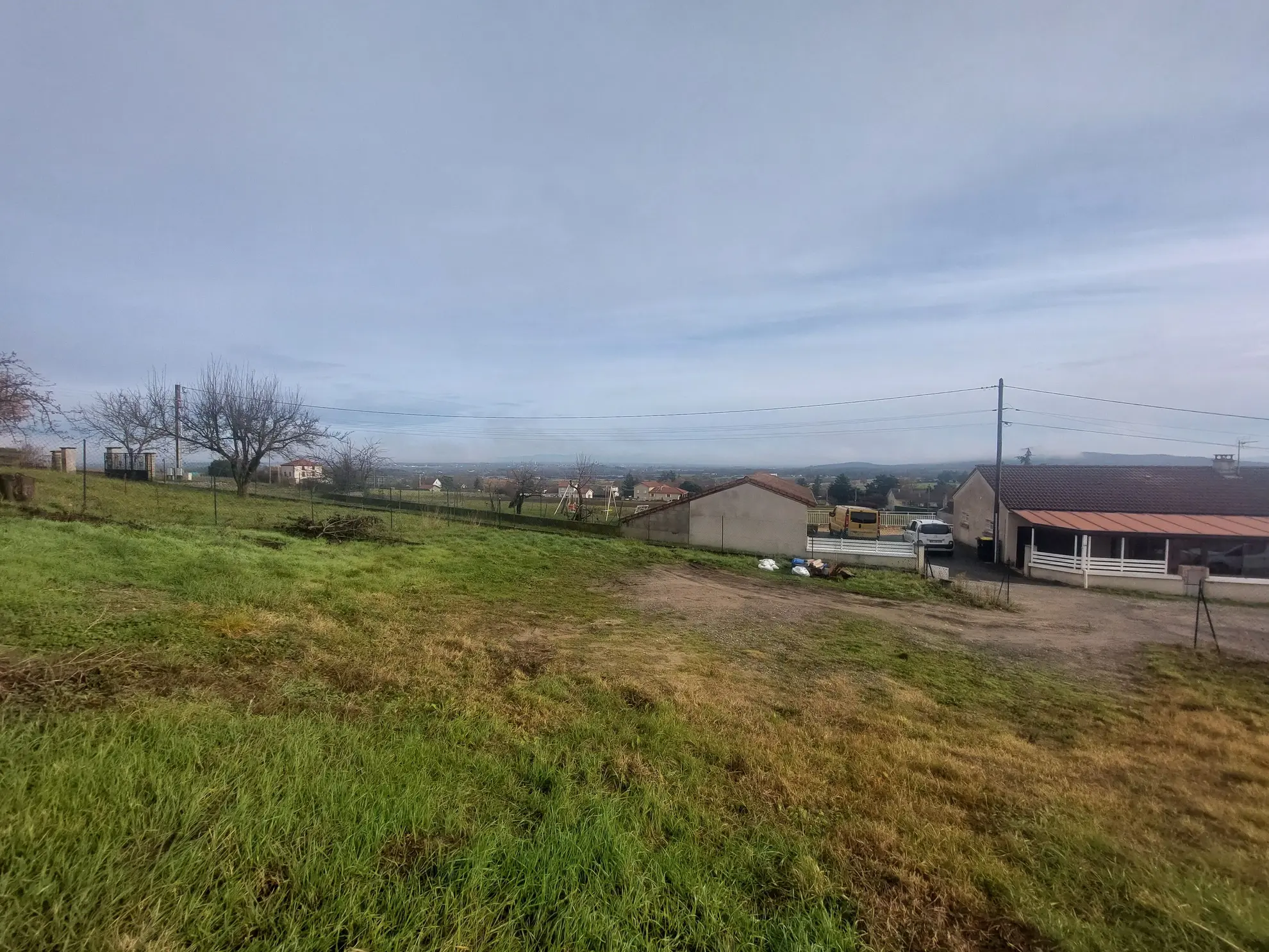 Terrain constructible de 445 m² à Marcilly-le-Châtel, vue dégagée 