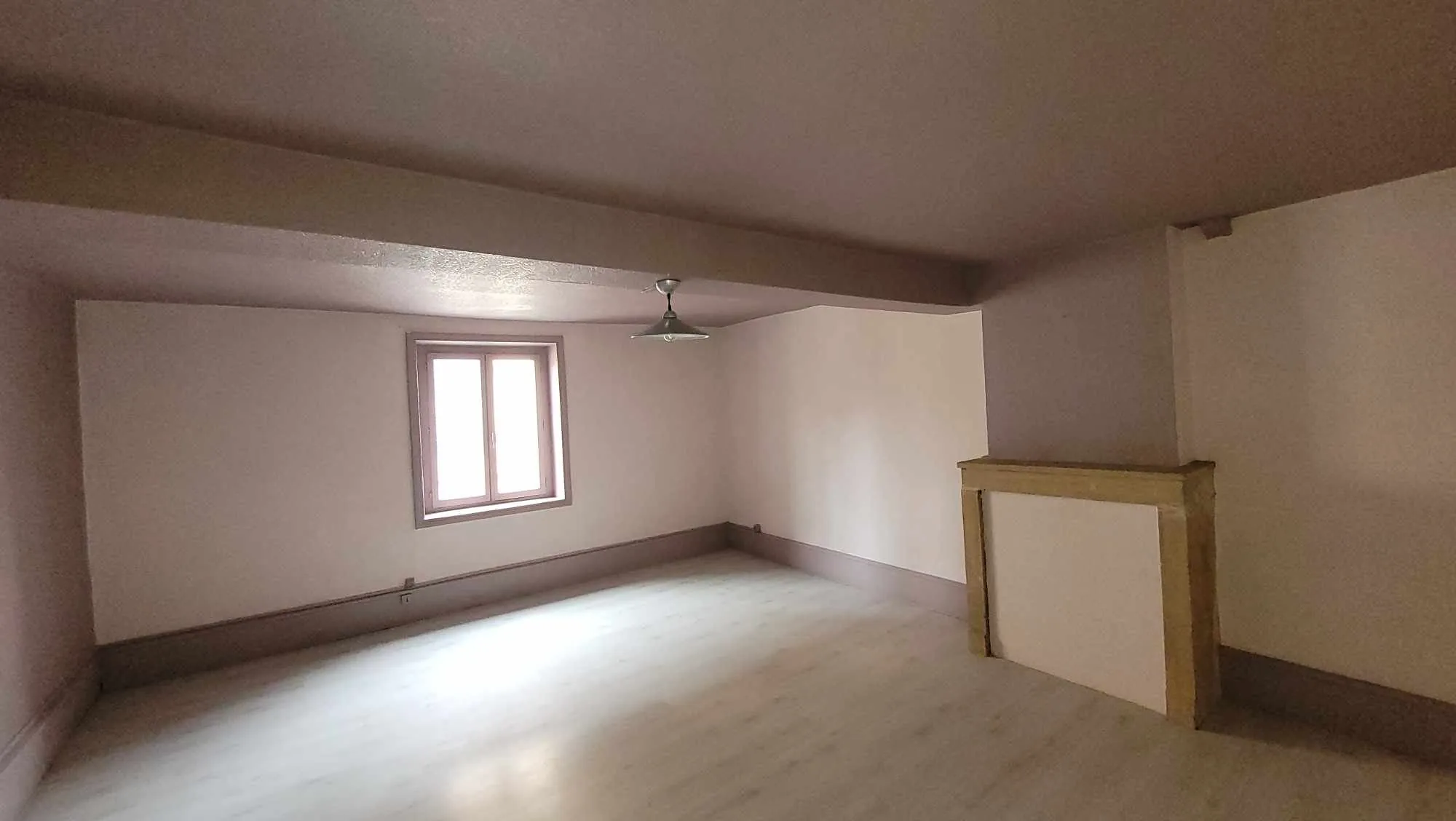 Maison de ville à vendre à Marcigny avec terrasse ensoleillée et potentiel d'aménagement 