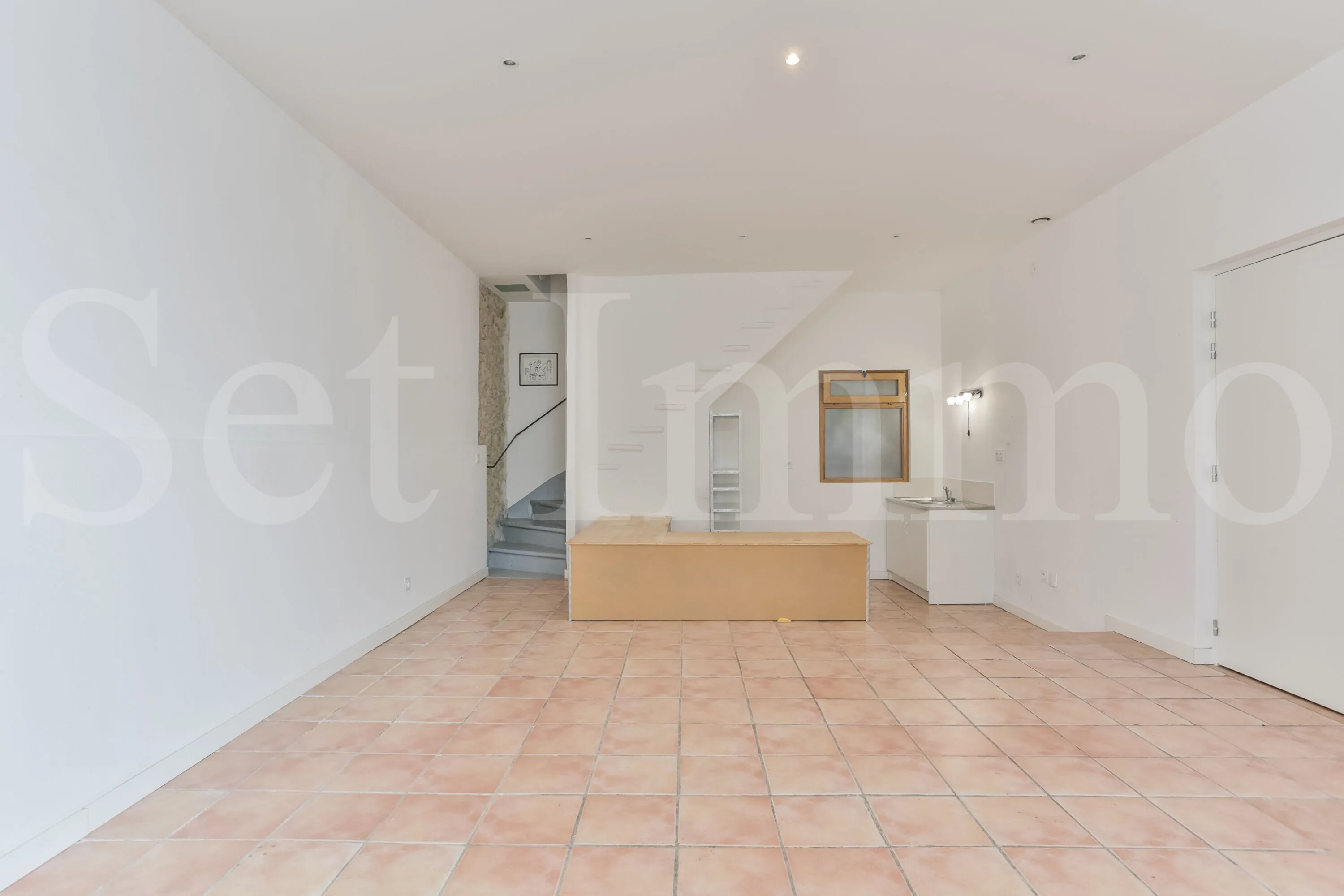 Maison en pierre rénovée avec grand volume, terrasse et garage à Uzès – Idéal professionnel ou mixte