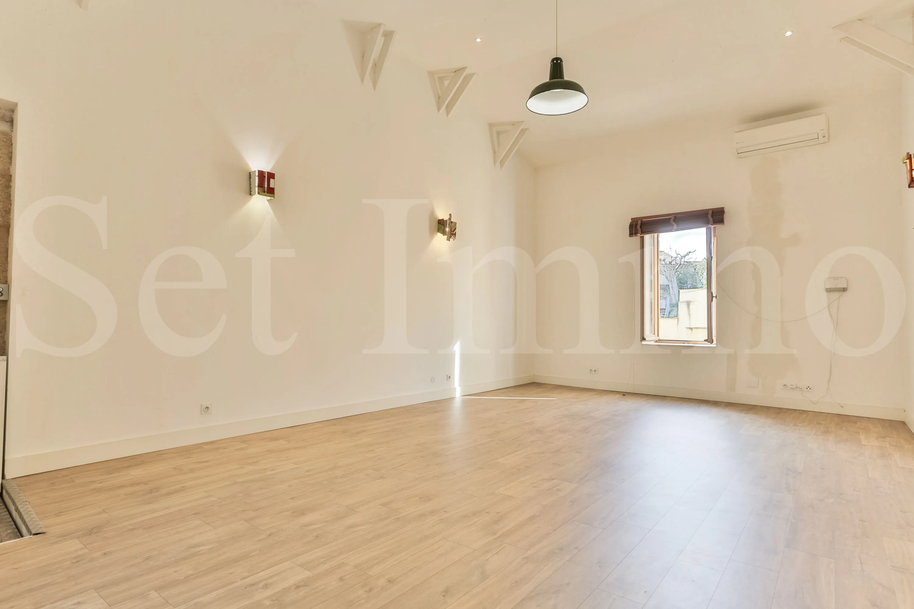 Maison en pierre rénovée avec grand volume, terrasse et garage à Uzès – Idéal professionnel ou mixte 