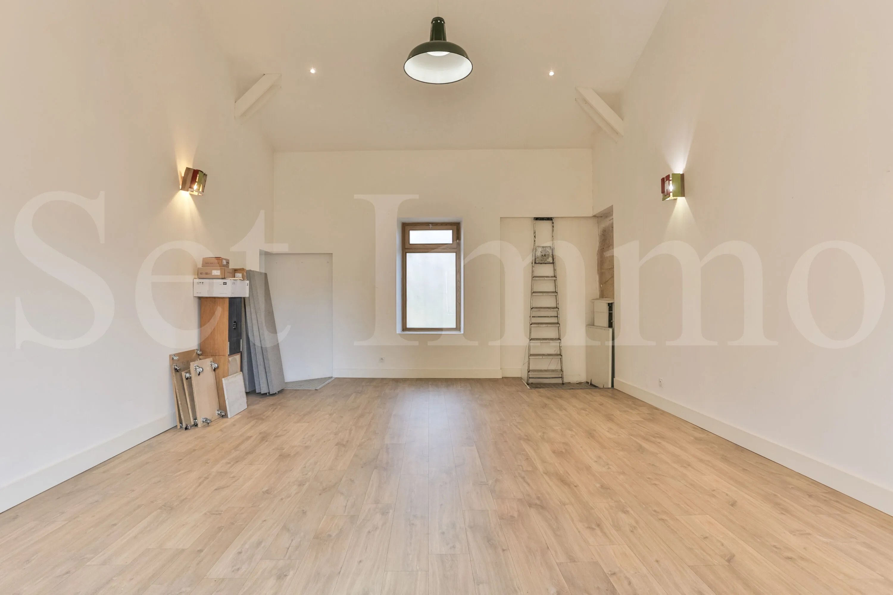 Maison en pierre rénovée avec grand volume, terrasse et garage à Uzès – Idéal professionnel ou mixte 