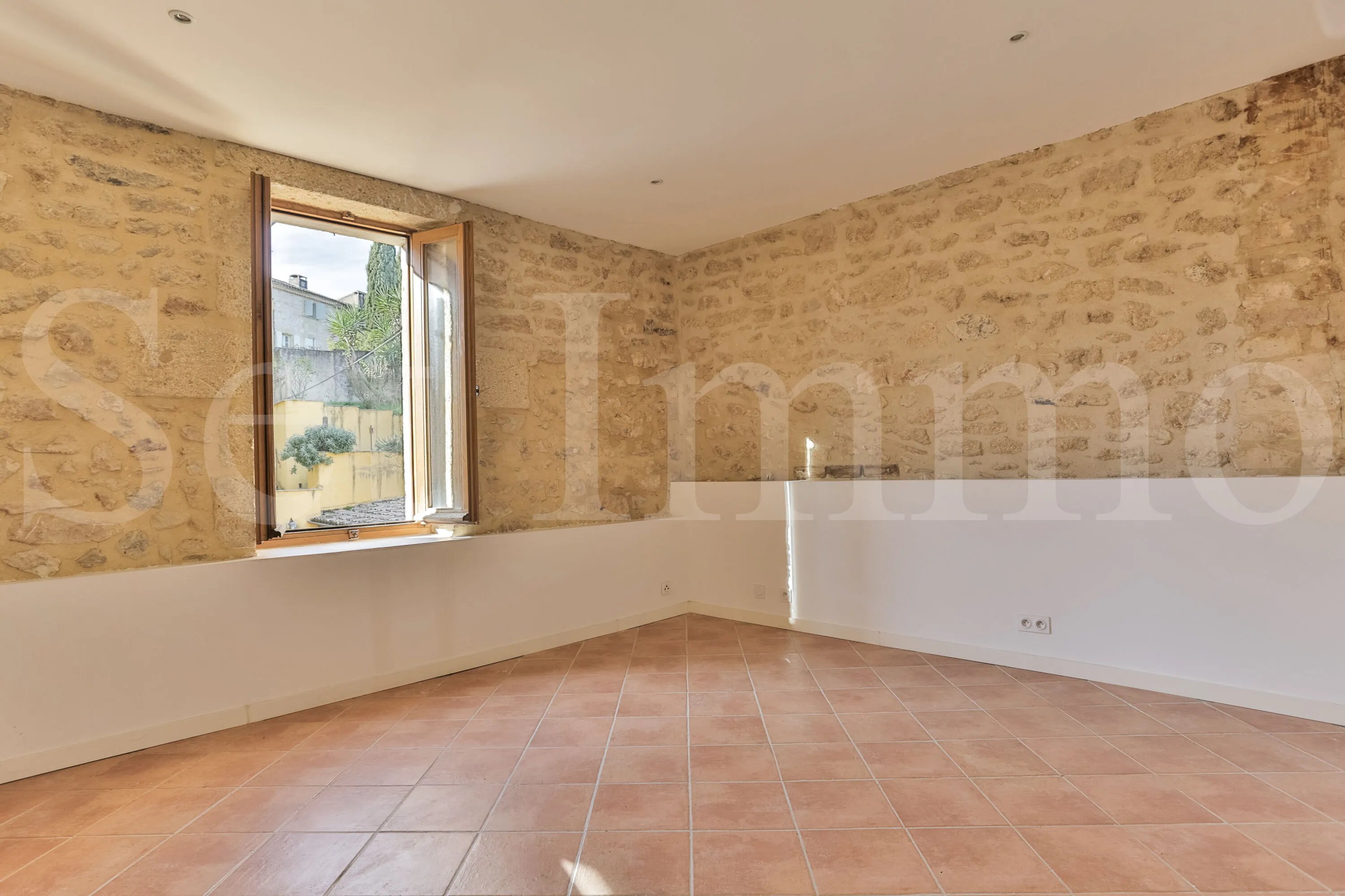 Maison en pierre rénovée avec grand volume, terrasse et garage à Uzès – Idéal professionnel ou mixte 