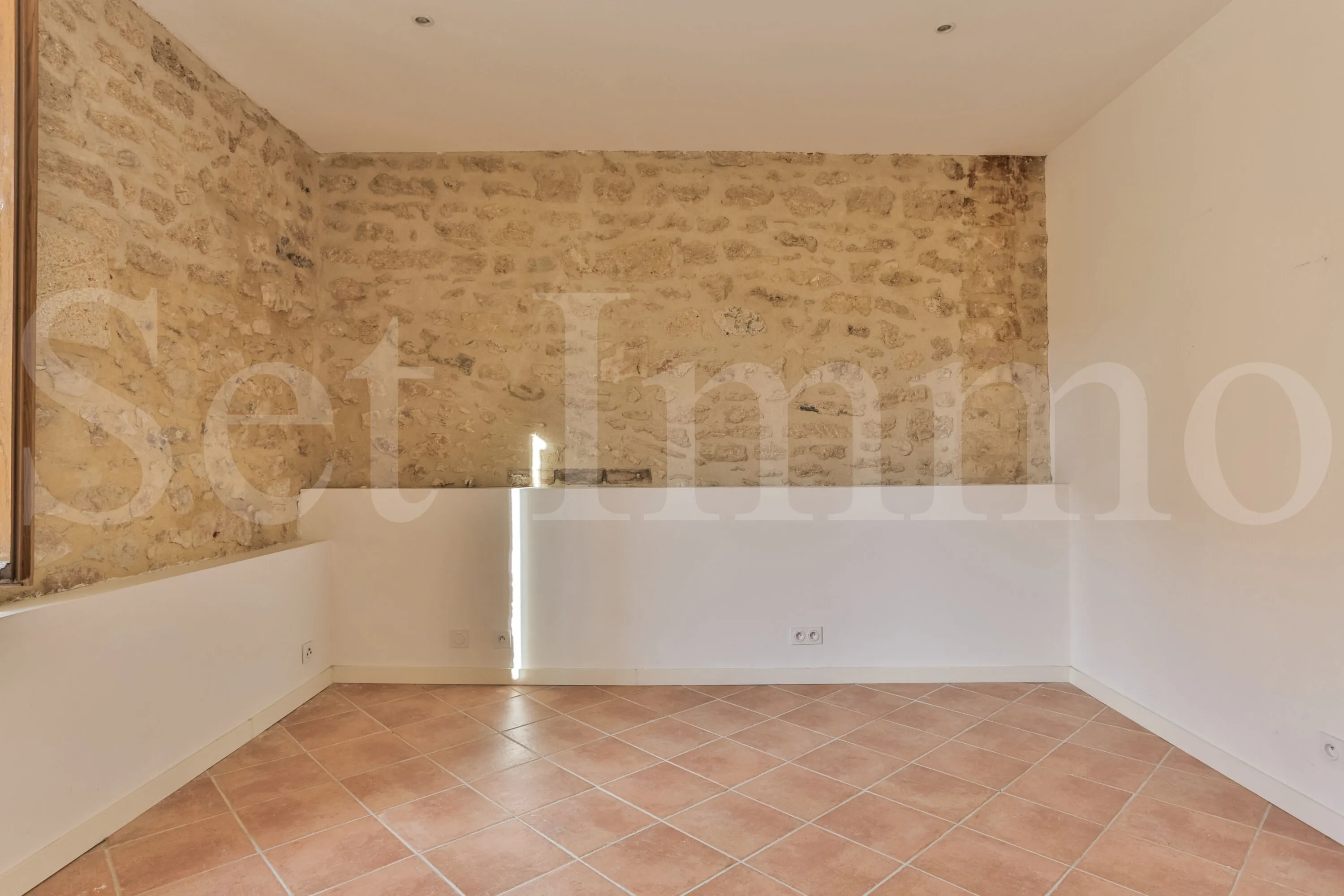 Maison en pierre rénovée avec grand volume, terrasse et garage à Uzès – Idéal professionnel ou mixte 