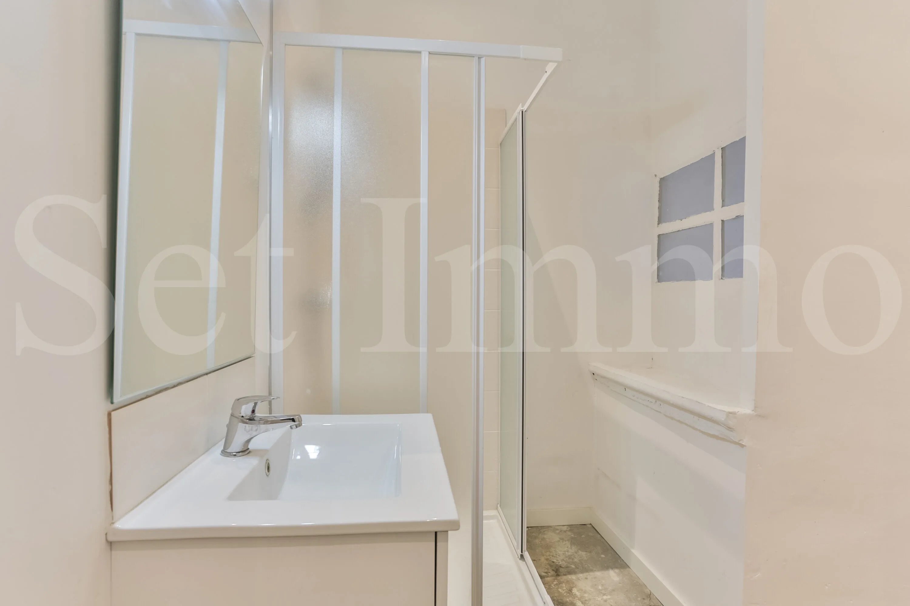 Maison en pierre rénovée avec grand volume, terrasse et garage à Uzès – Idéal professionnel ou mixte 