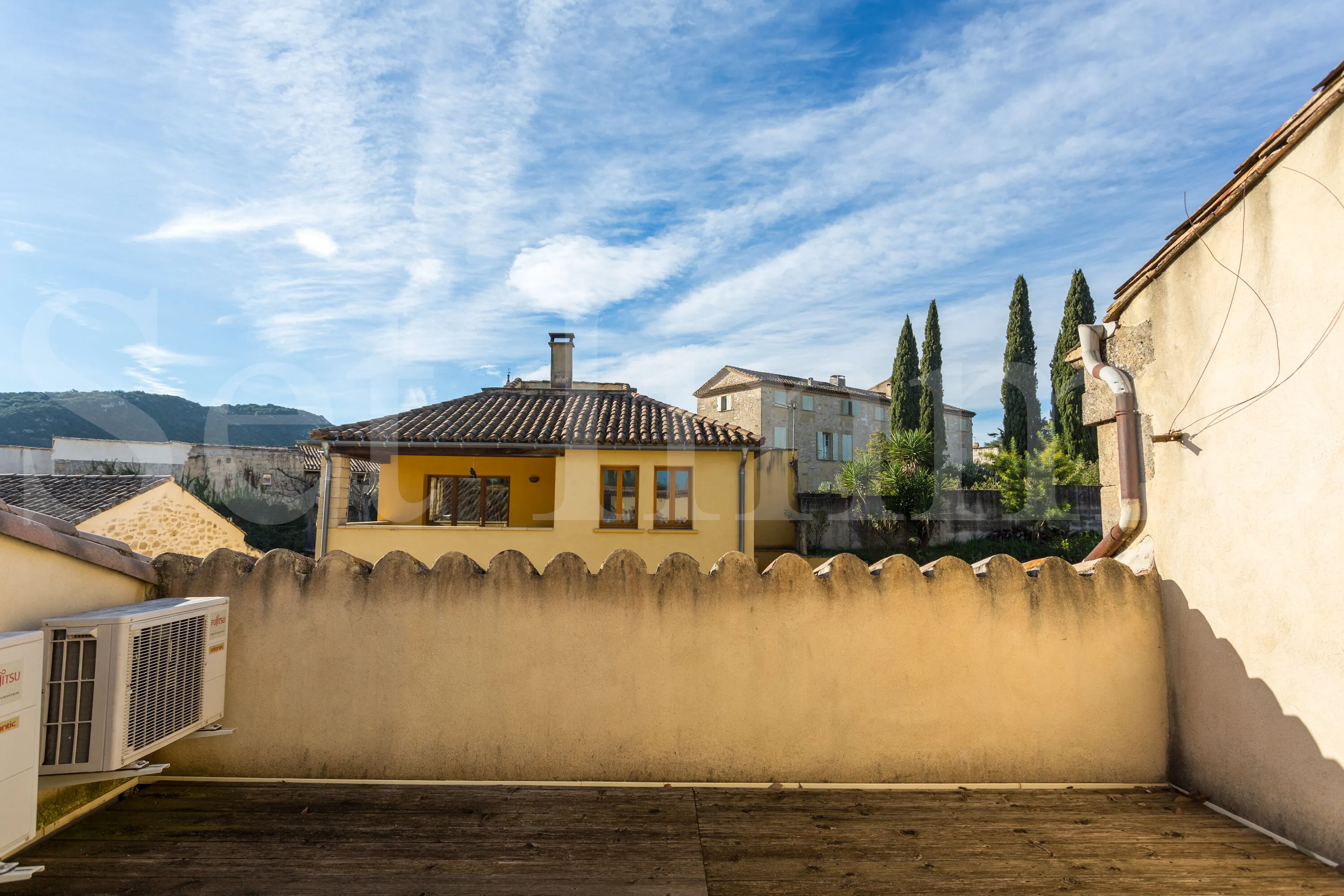 Maison en pierre rénovée avec grand volume, terrasse et garage à Uzès – Idéal professionnel ou mixte 