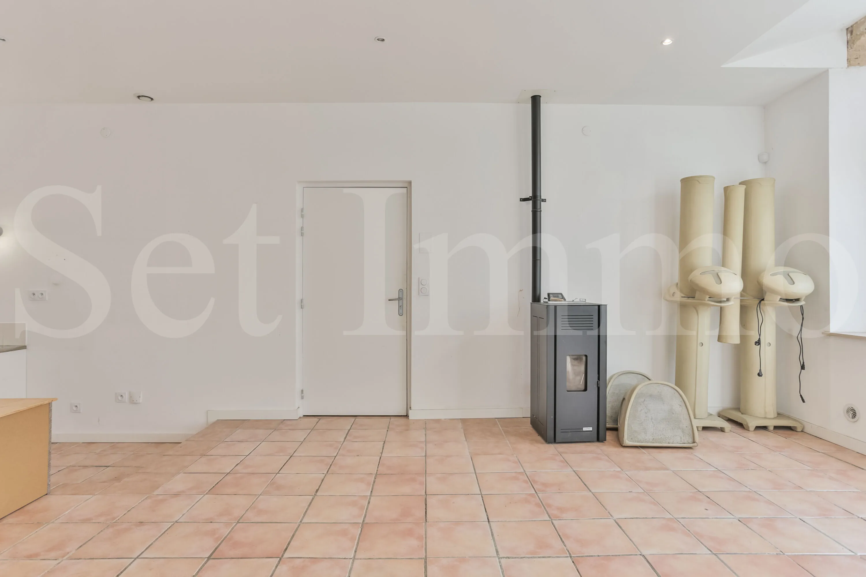 Maison en pierre avec grand garage et terrasse à Uzès - Idéal pour activité ou habitation 