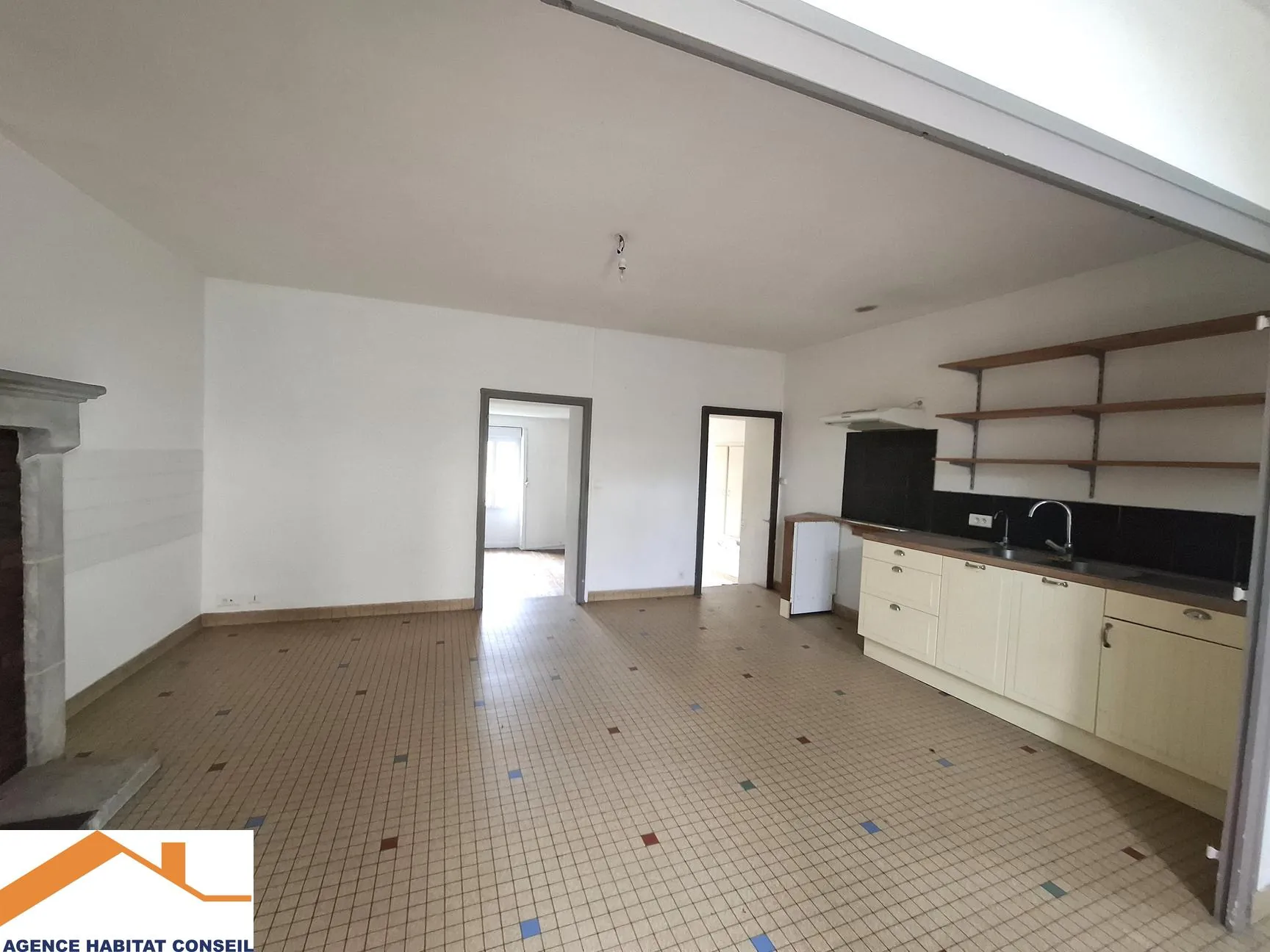 Maison en duplex de 157 m² à Saligny avec potentiel et terrasse en centre bourg 
