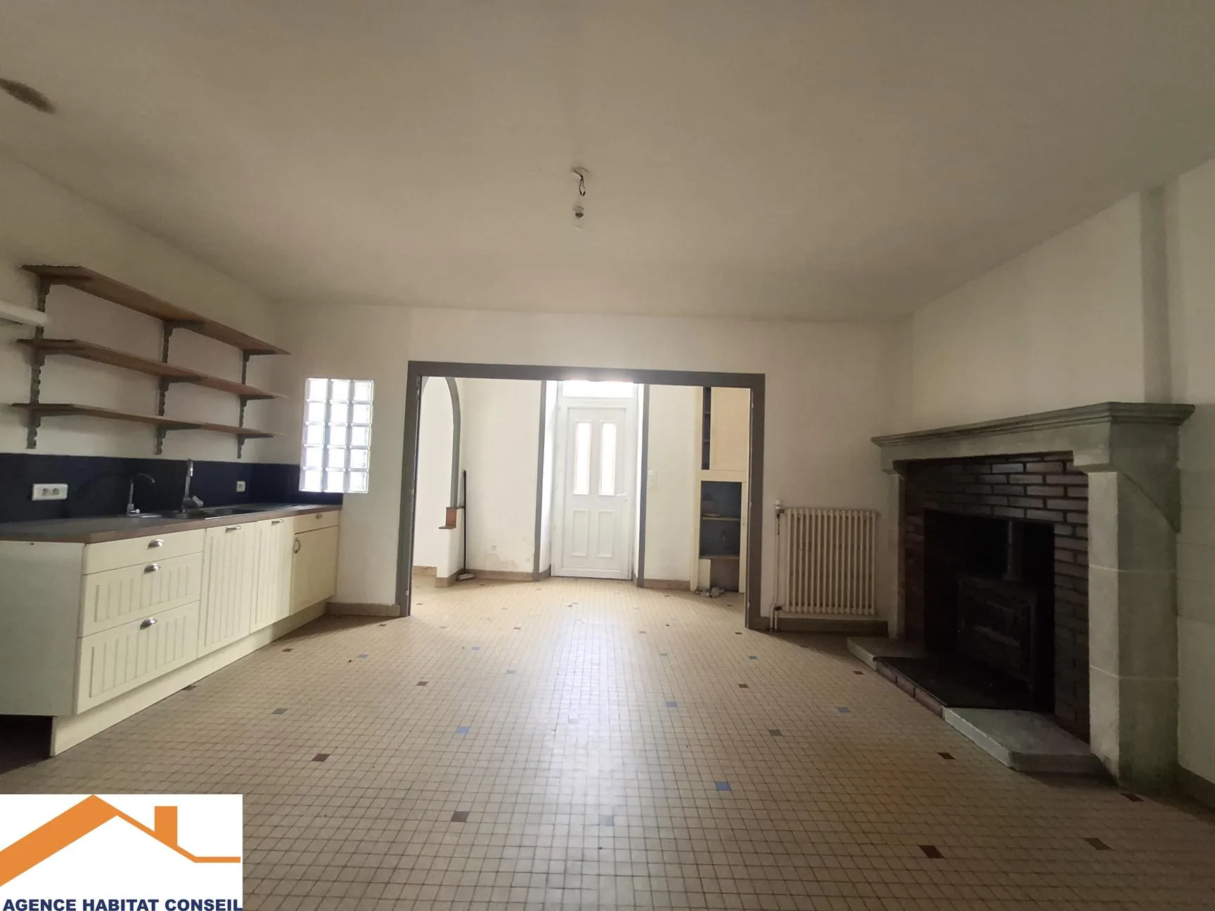 Maison en duplex de 157 m² à Saligny avec potentiel et terrasse en centre bourg 