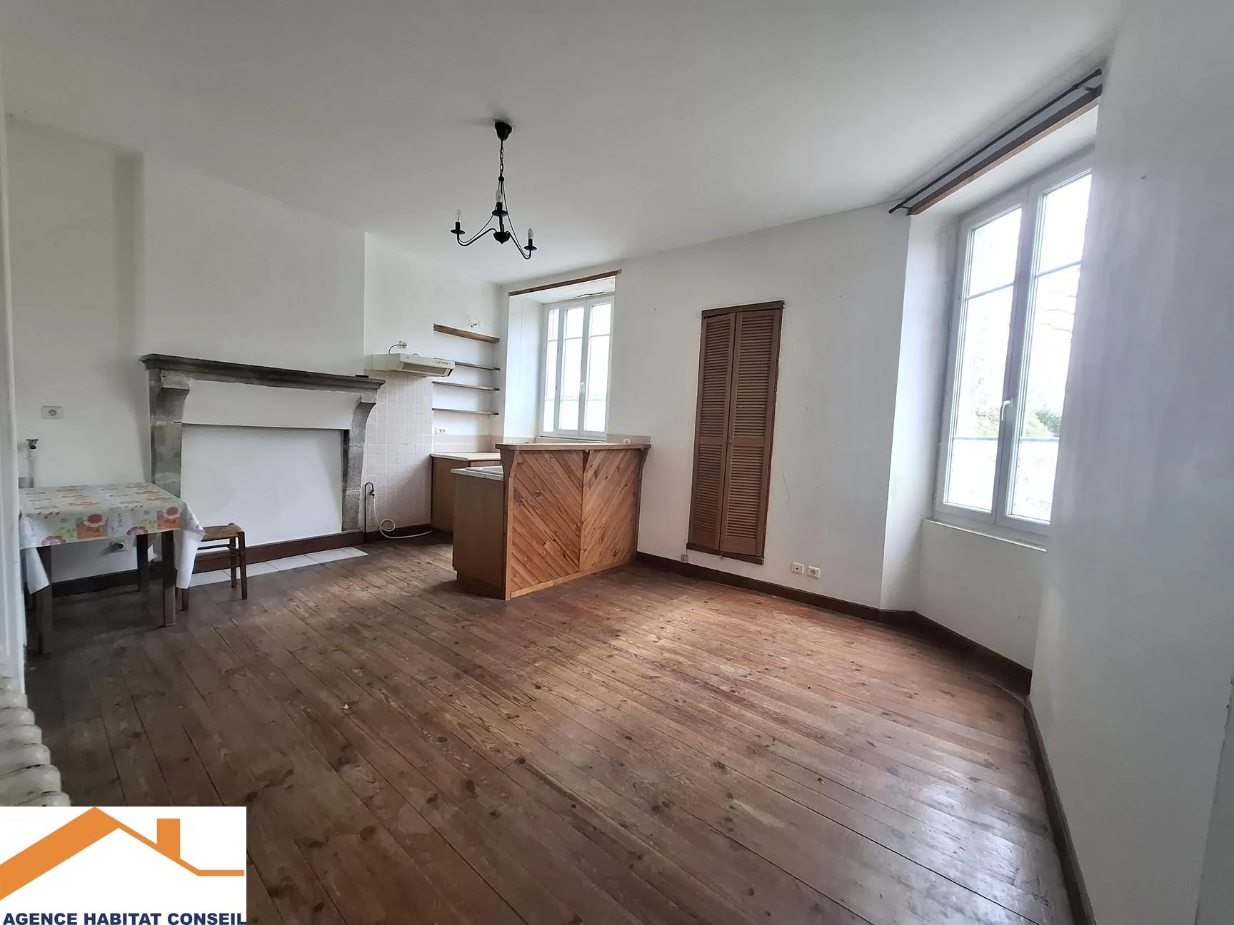Maison en duplex de 157 m² à Saligny avec potentiel et terrasse en centre bourg 