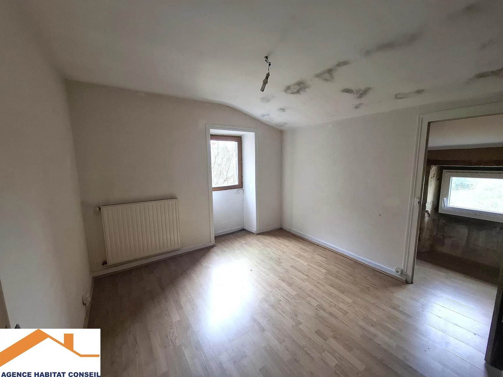 Maison en duplex de 157 m² à Saligny avec potentiel et terrasse en centre bourg 