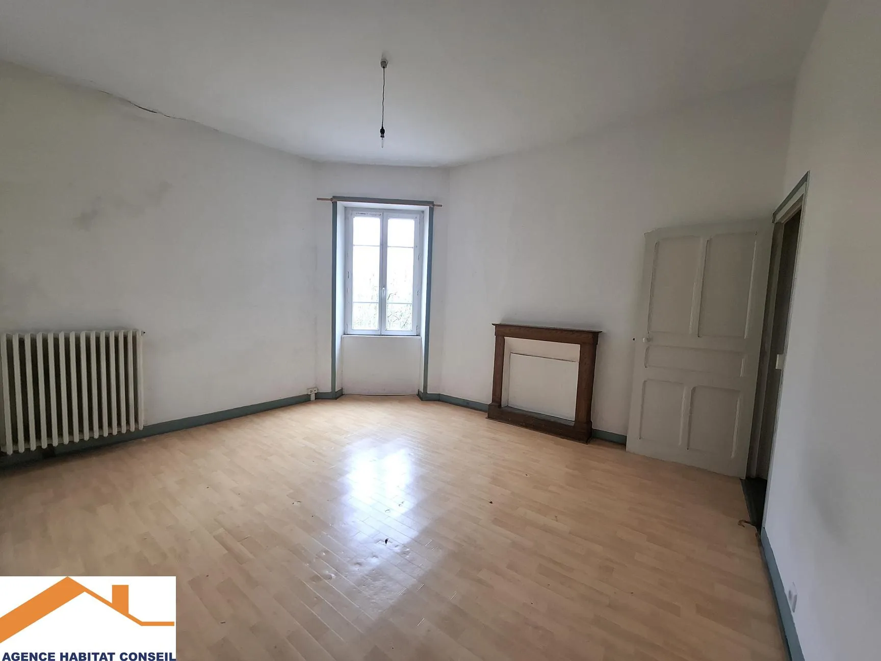 Maison en duplex de 157 m² à Saligny avec potentiel et terrasse en centre bourg 