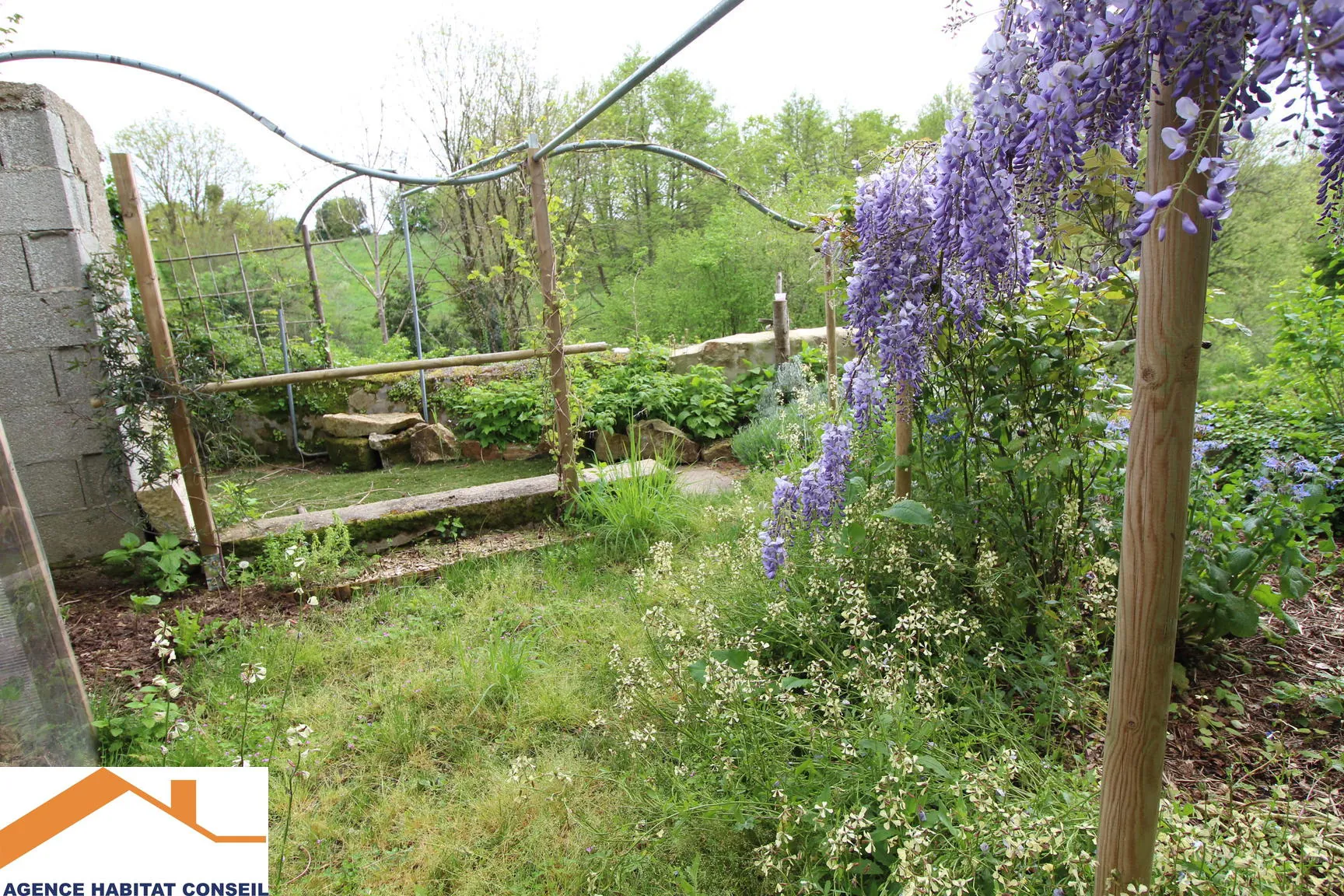 Maison en duplex de 157 m² à Saligny avec potentiel et terrasse en centre bourg 