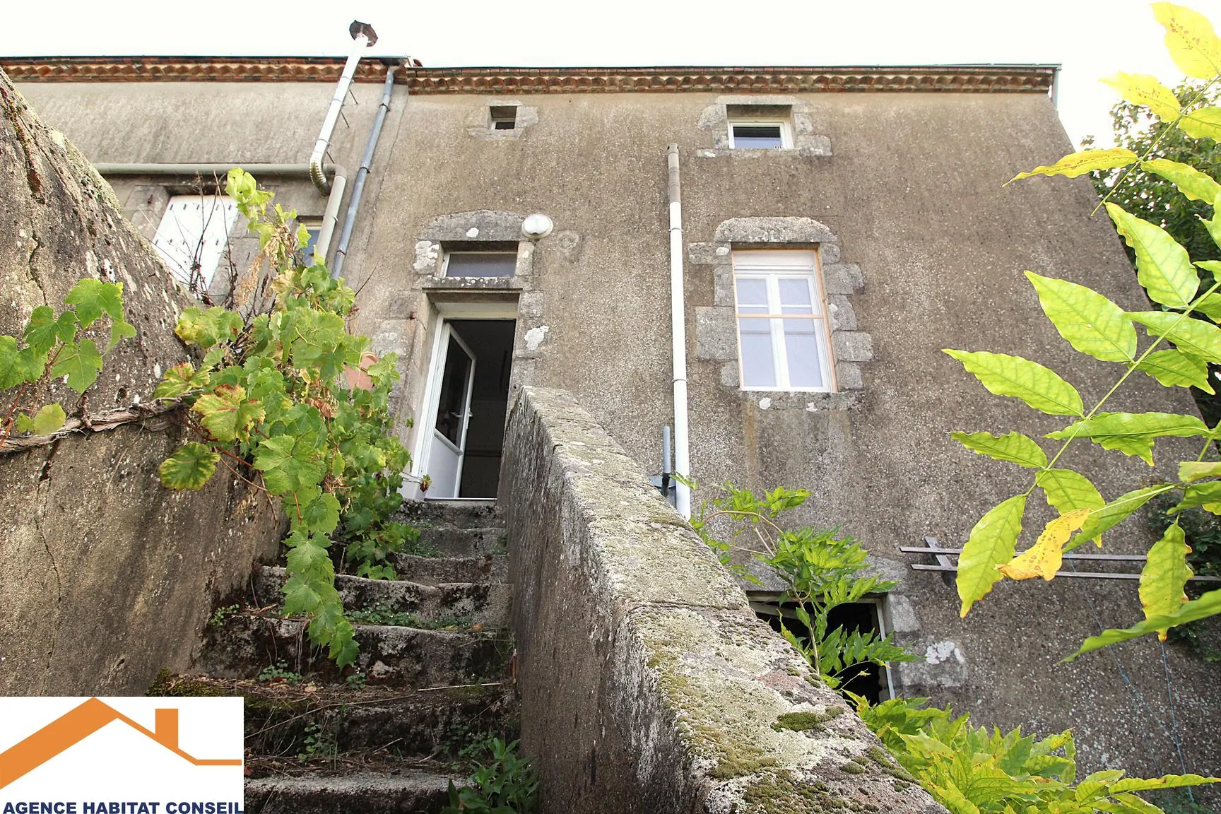 Maison en duplex de 157 m² à Saligny avec potentiel et terrasse en centre bourg 