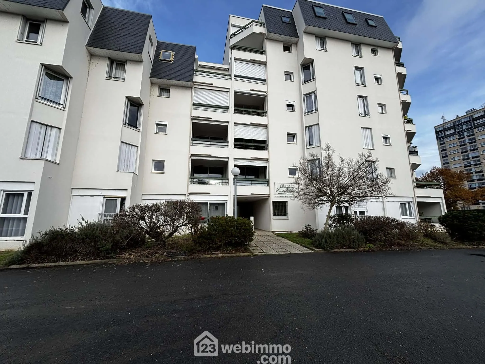Appartement de 70,7 m² à Châtellerault avec parking et terrasse en vente