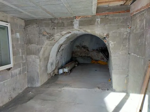 Maison de village en pierres à Aspremont avec potentiel de rénovation 